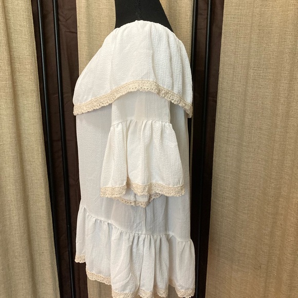 Shirt by mirror image. Cream color with crochet on top and bottom and sleeves. - Picture 2 of 3